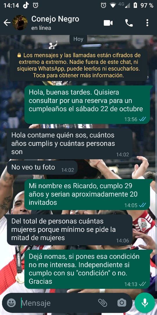 Conversación del joven que quiso hacer una reserva para su cumpleaños y le exigieron que la mitad de los invitados fueran mujeres.