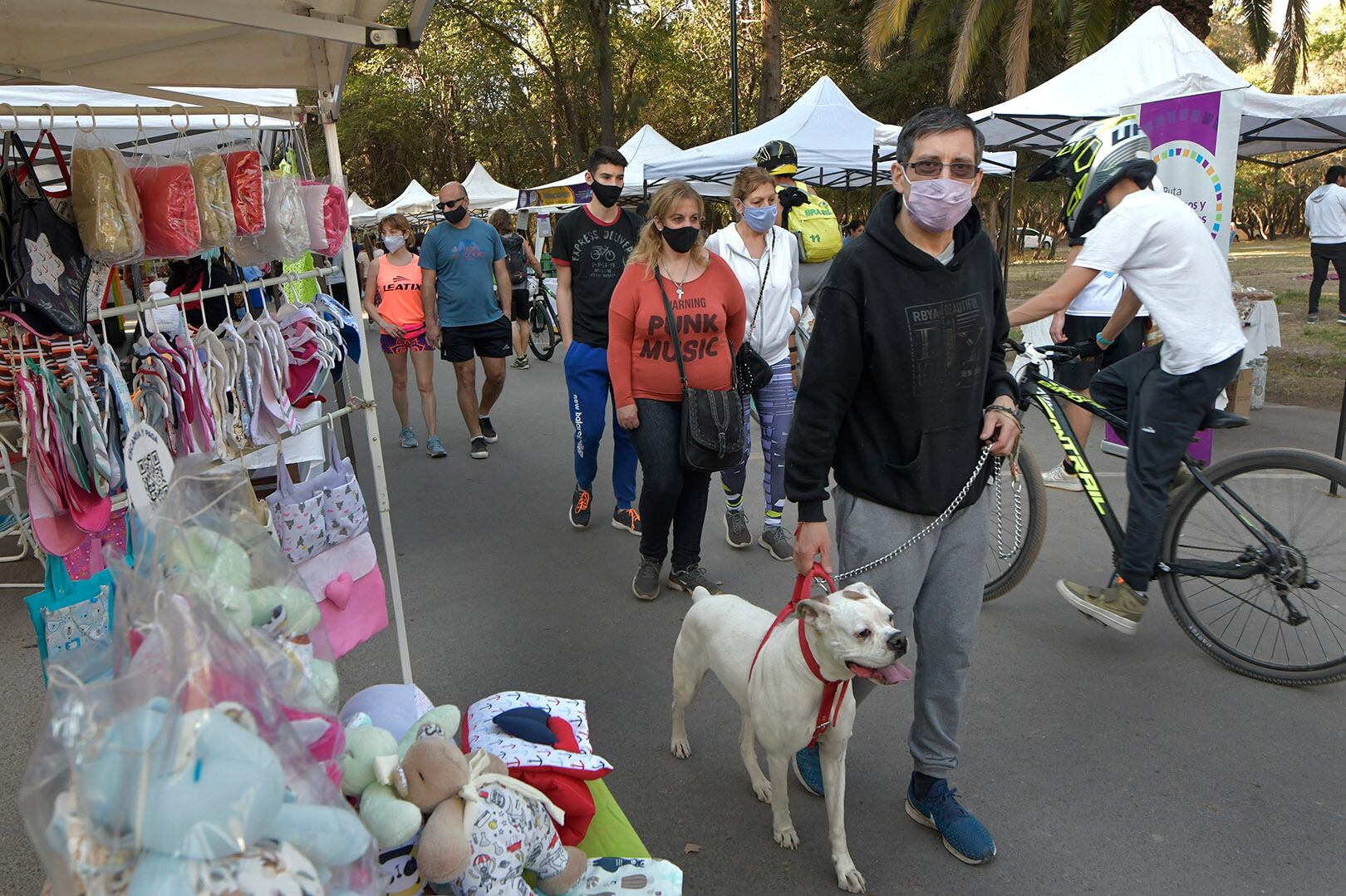 La feria de artesanos del Parque General San Martín, fue una entretenida opción. 
Foto: Orlando Pelichotti