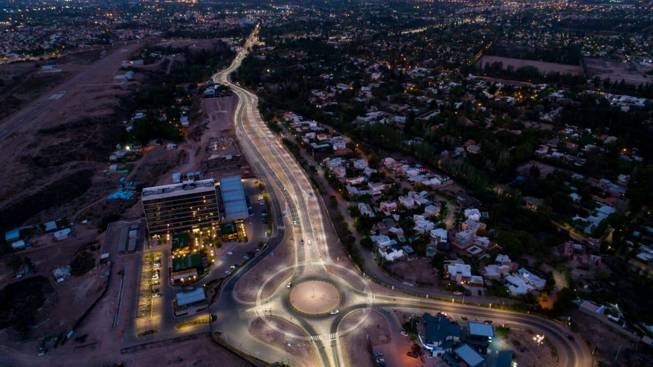 El gobernador inauguró el primer tramo de la renovada ruta 82. 