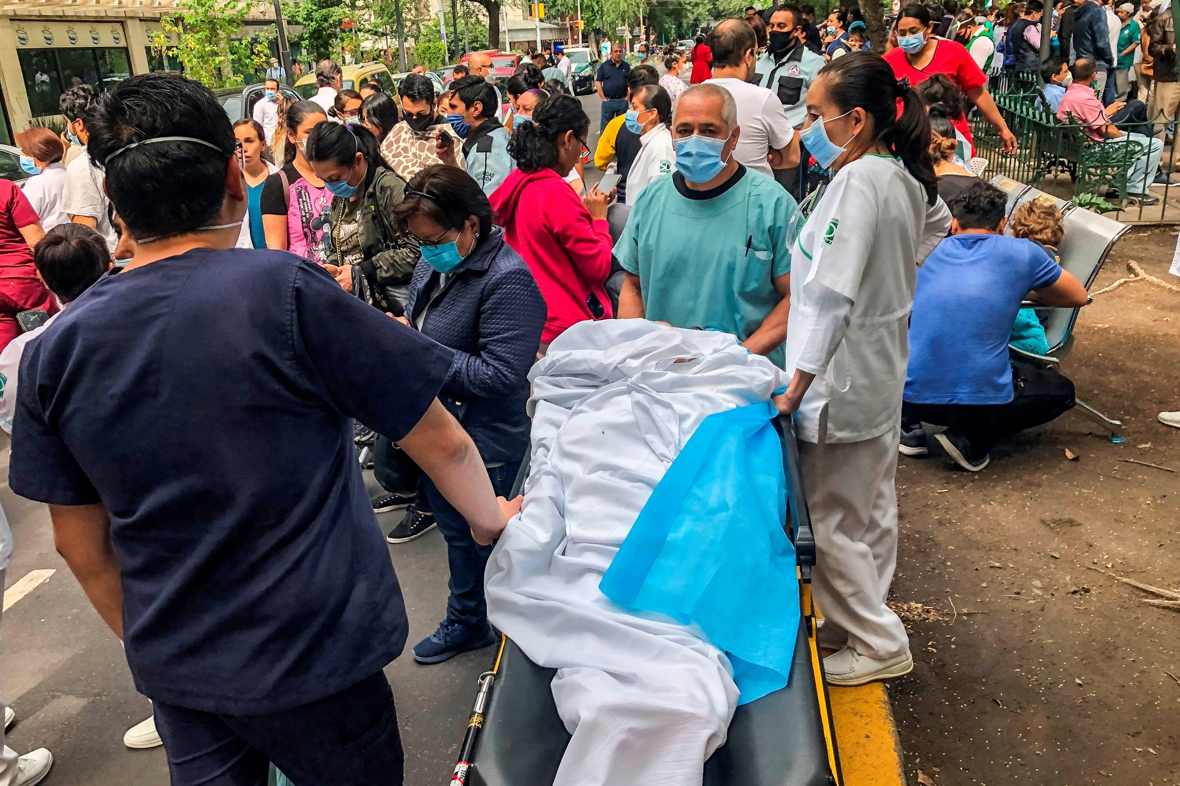 Un fuerte sismo con epicentro cerca del balneario de Huatulco, en el sur de México, remeció edificios en la capital mexicana y millas de personas salieron a las calles