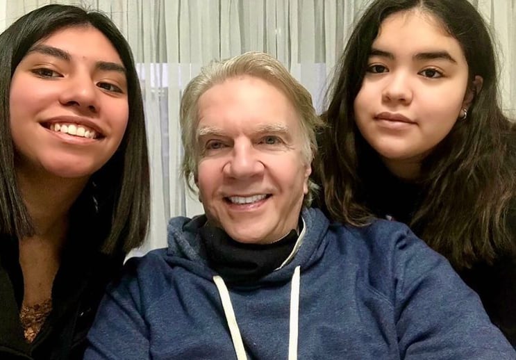 Alberto Ferriols y sus hijas en julio de 2020.