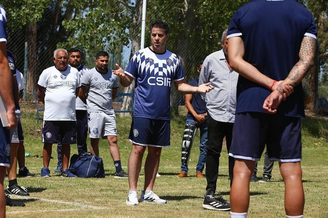 El entrenador, Rodolfo de Paoli asumió al frente de la Lepra y espera novedades en cuanto a refuerzos. Los quiere para el 3 de enero.