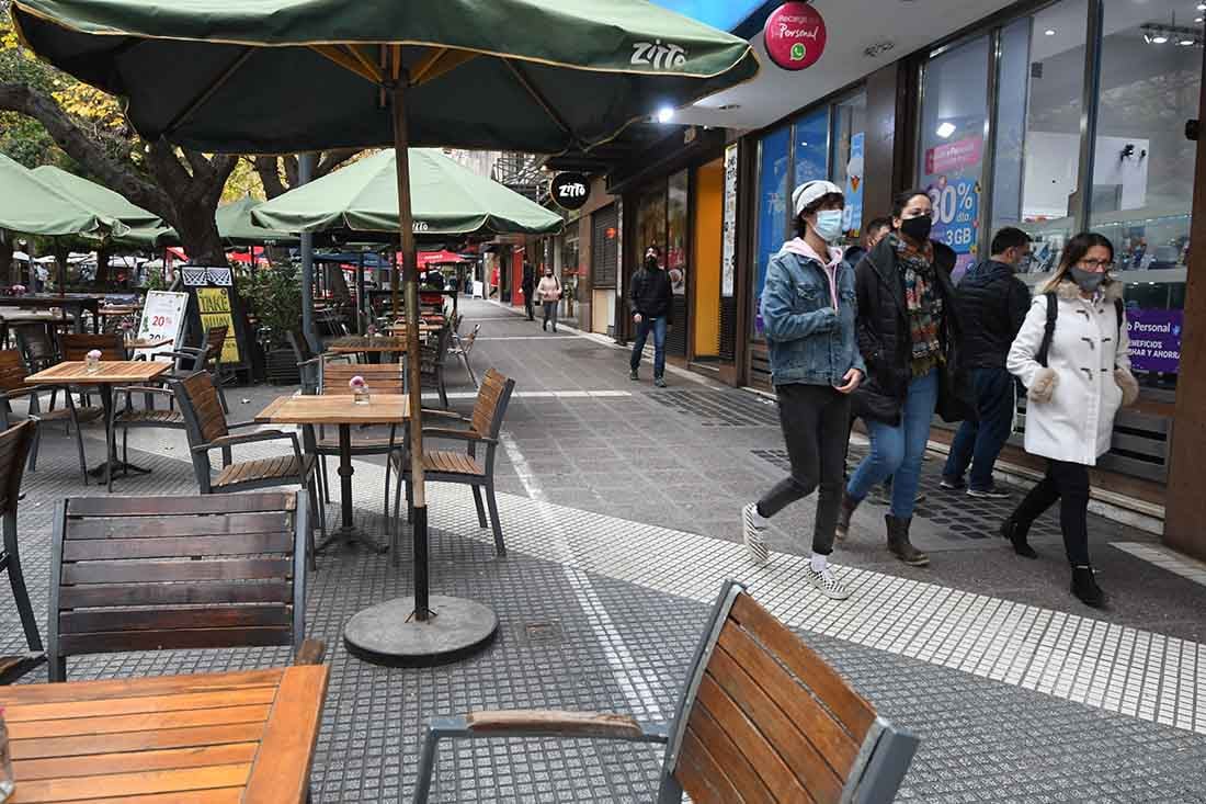 La Peatonal Sarmiento con sus mesas vacías por las bajas temperaturas que se registran en Mendoza