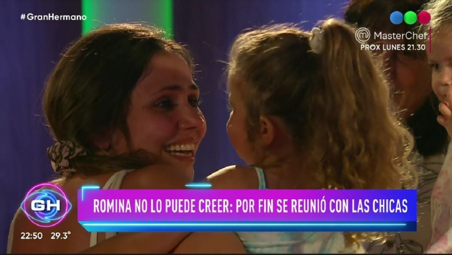 Romina junto a sus hijas