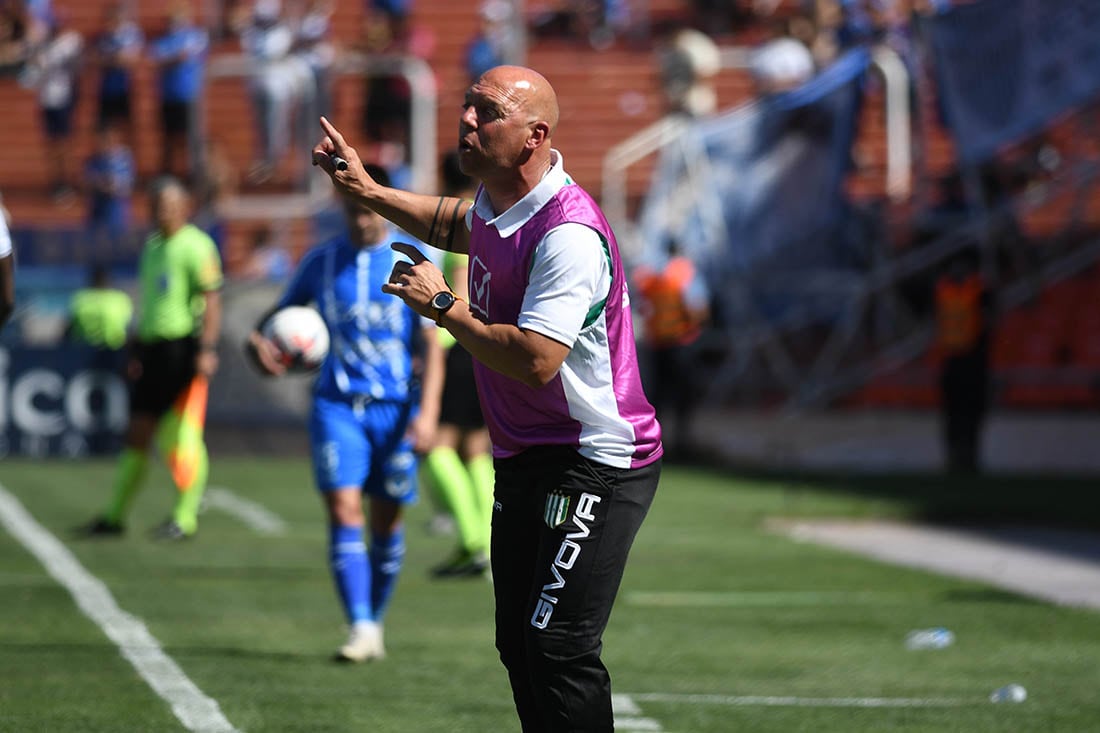 Hugo Donato D. T. de Banfield, da instrucciones a sus jugadores en el campo de juego.
Foto: José Gutierrez.