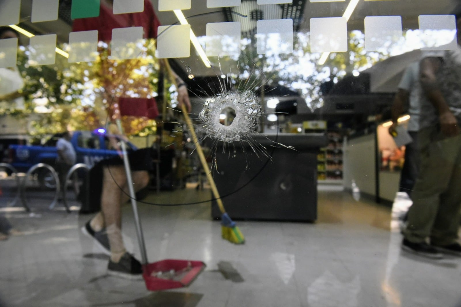 Así quedó el supermercado "Único" en Rosario, propiedad de la familia de Antonela Roccuzzo. Fue baleado 14 veces. Además, los delincuentes dejaron un mensaje mafioso para Lionel Messi. (Foto: Clarín)