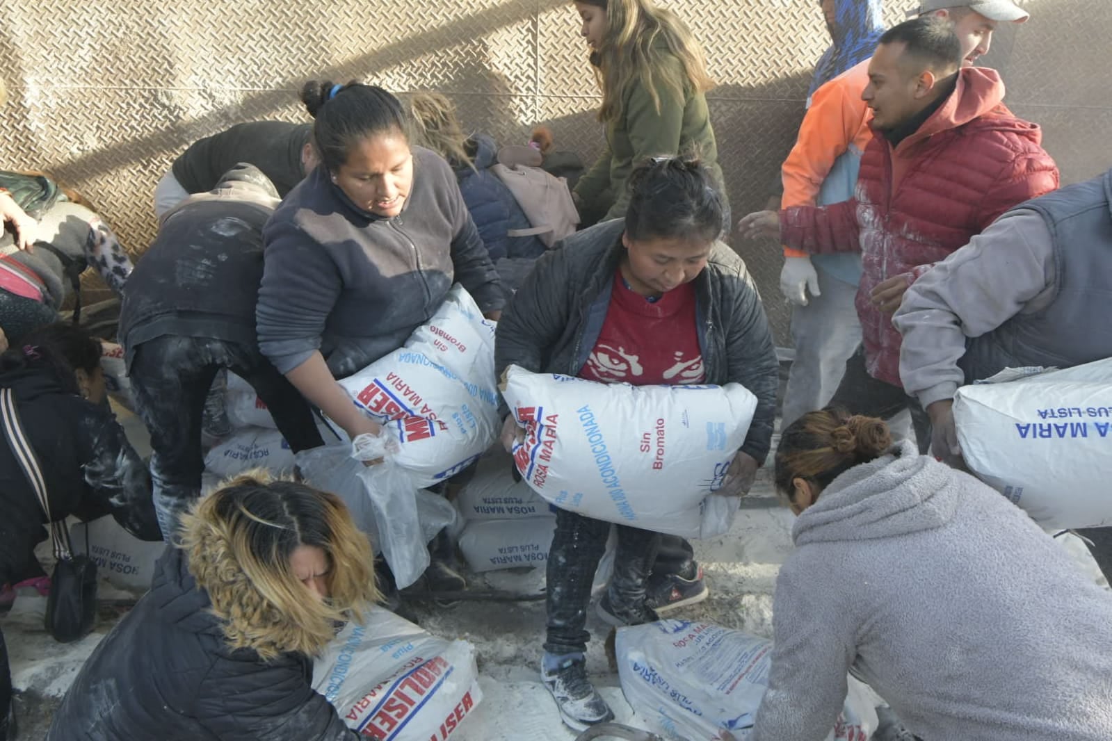 Volcó un camión con 800 bolsas de harina en el Parque y la gente se llevó todo (Orlando Pelichotti / Los Andes)