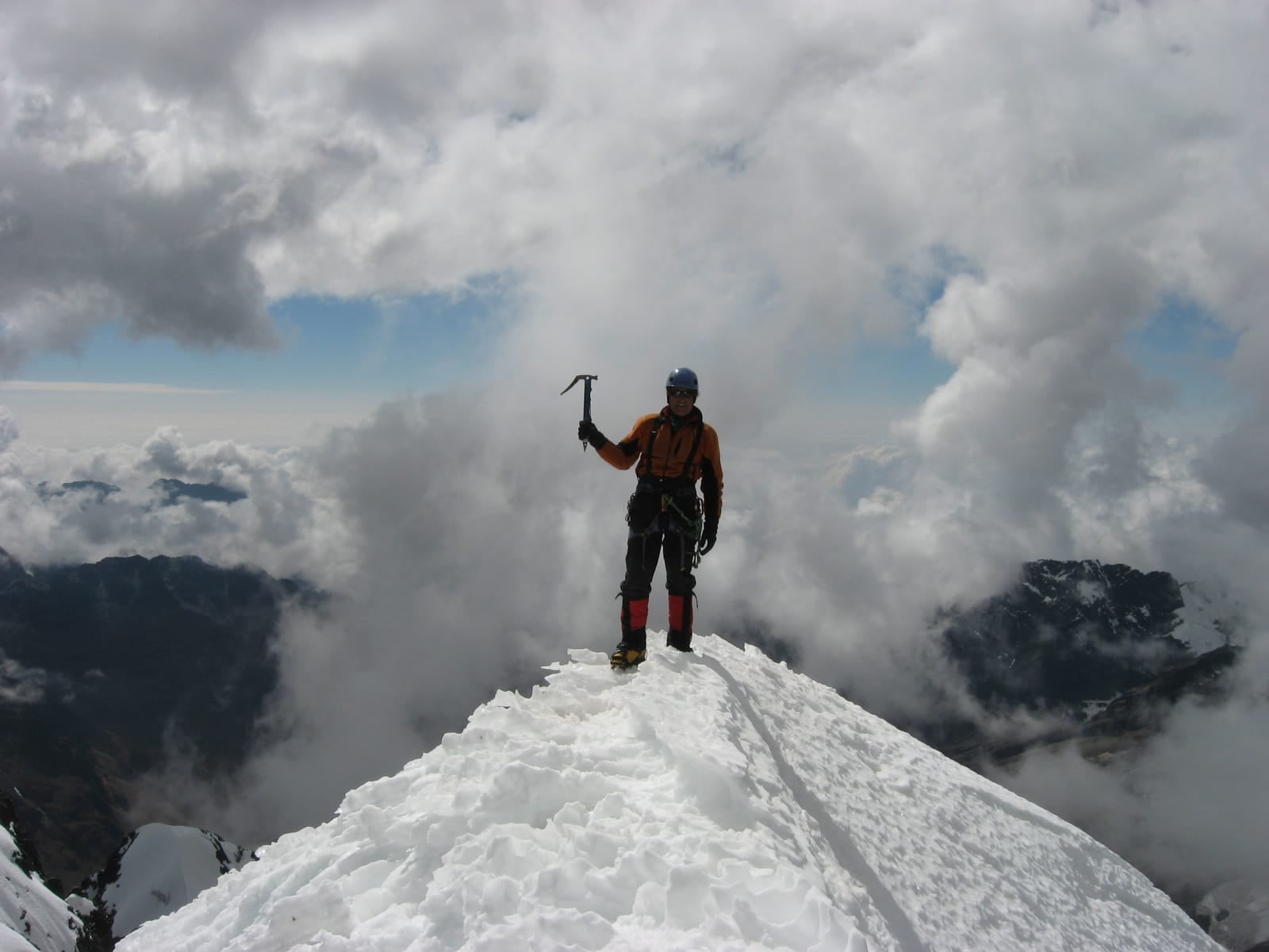 Miguel "Lito" Sáncez en la cumbre del Condoriri. Bolivia. Foto: Gentileza