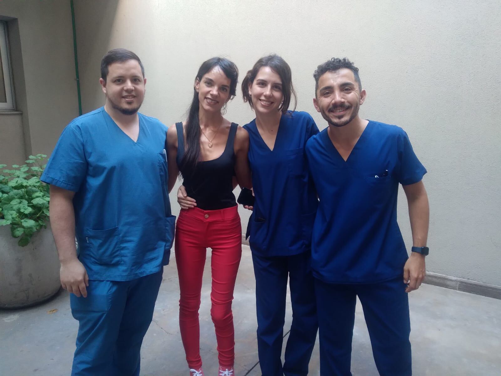 Giuliana Lucoski visitó a los trabajadores del Hospital Central que la cuidaron durante casi 2 meses. Foto: Facebook Hospital Central.