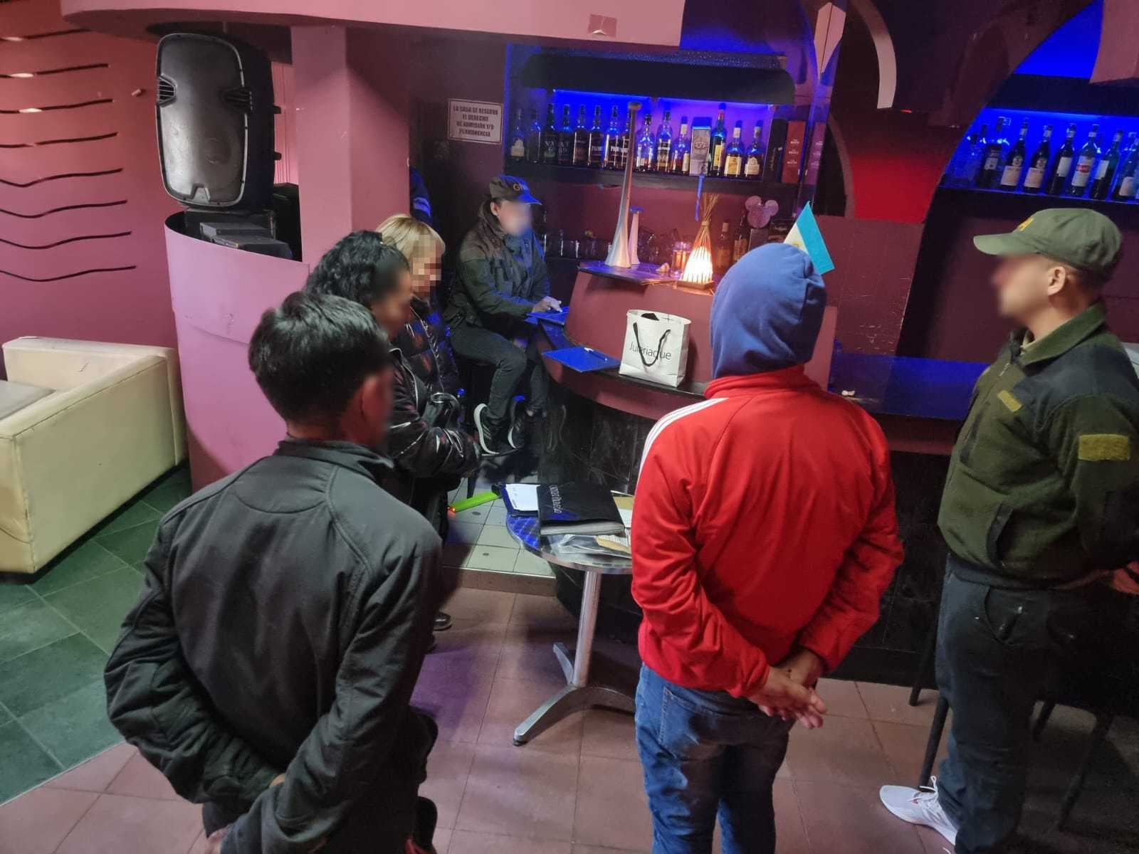 El procedimiento en le bar donde se encontraron  cuatro presuntas víctimas de explotación sexual en Mendoza . Gentileza Gendarmería Nacional .