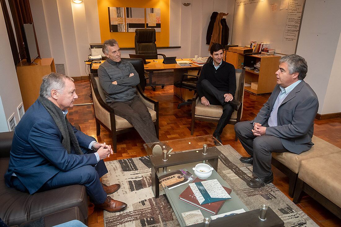 Daniel Estrella, responsable del área Legales; Camilo De Lillo, gerente de
Administración y Finanzas, y Raúl Pedone, editor general de Los Andes, con Macri.