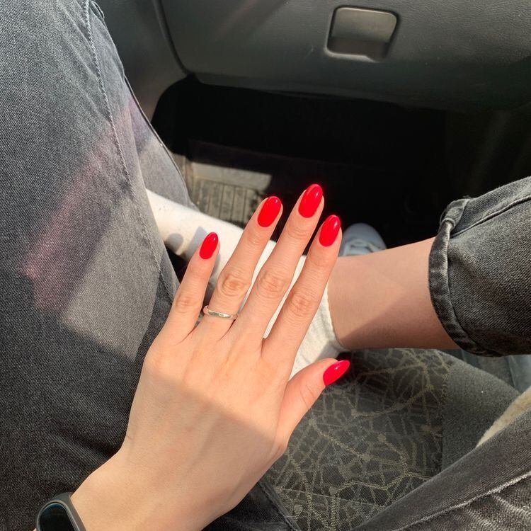 Cuáles son los colores de uñas en tendencia para este invierno 2023: rojo brillante