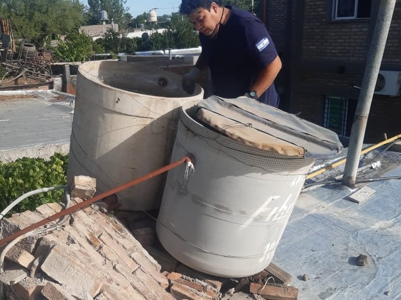 Un vecino de San Juan observa como se derrumbo la base que sostenía los tanques de agua.