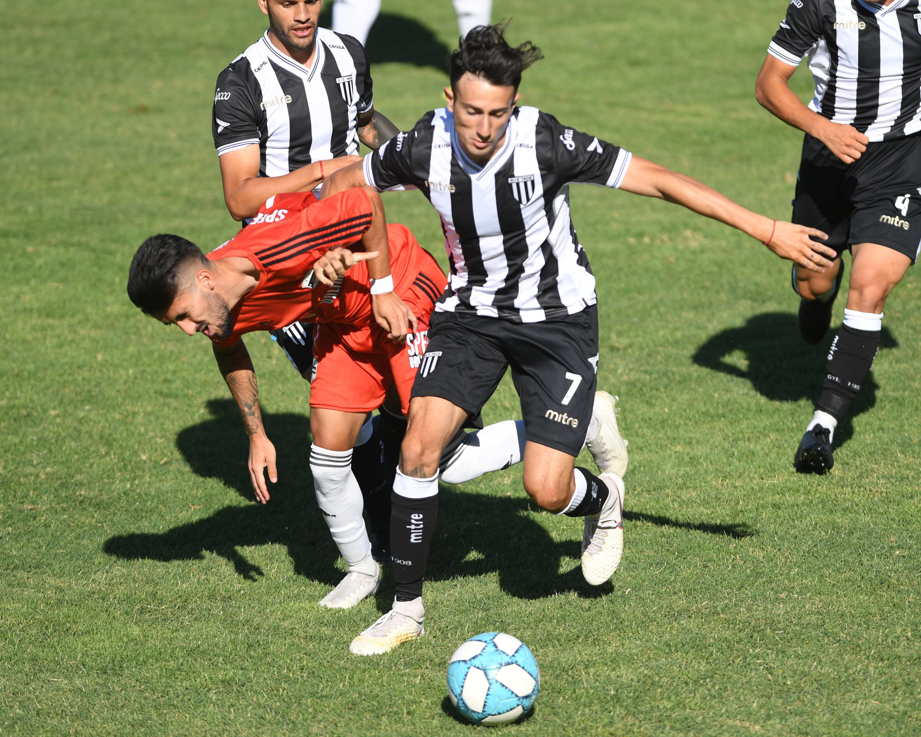 Telam, Buenos Aires, 14 de diciembre de 2020: Escena del encuentro entre Deportivo Riestra y Gimnasia y Esgrima de Mendoza por la tercera fecha de la Primera Nacional.
Foto: Maximiliano Luna/cf/Telam