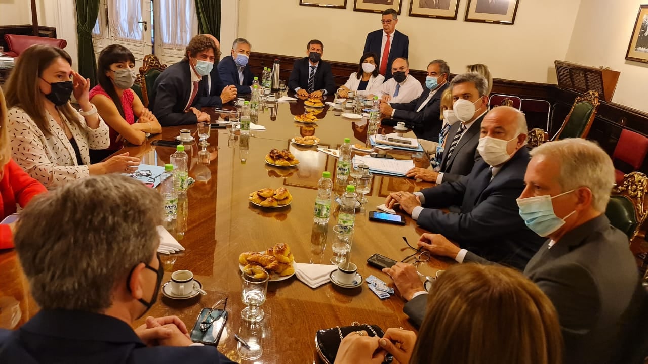 Los mendocinos Alfredo Cornejo, Mariana Juri y Pamela Verasay se reunieron con sus colegas, entre ellos Martín Lousteau, antes de la jura de los nuevos legisladores.