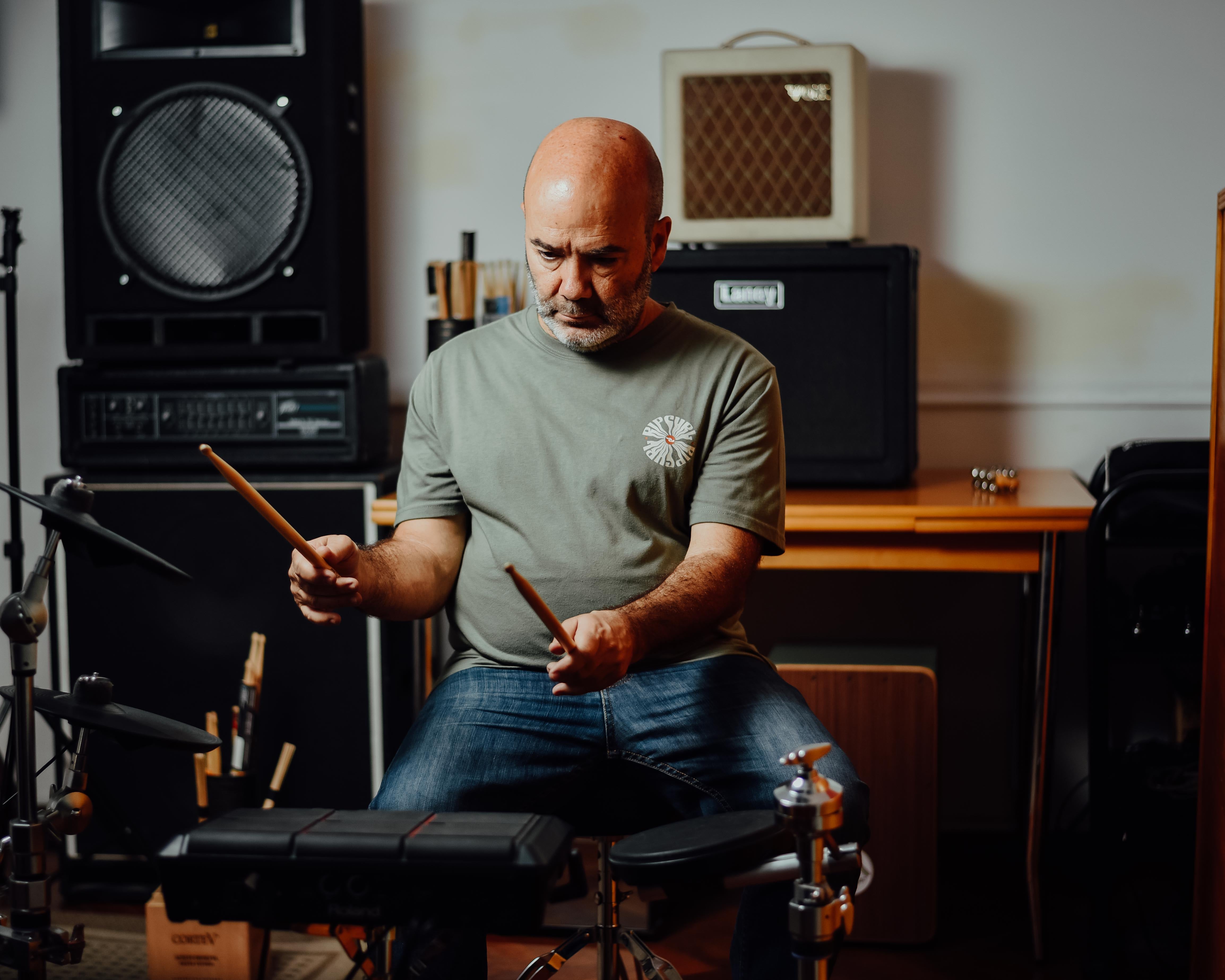 El baterista y compositor canta sus propias canciones, en su camino solista.