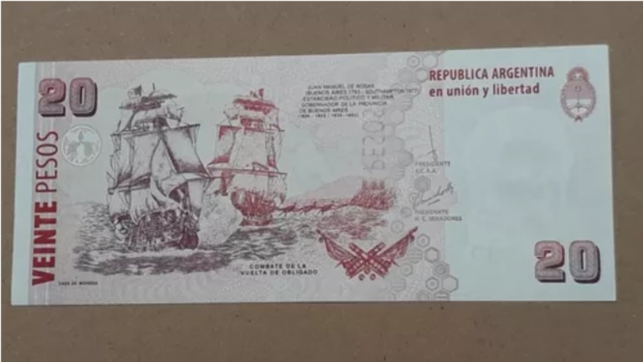 "En el reverso se puede ver la palabra: pesos y las letras ET a la izquierda de las firmas". Foto: Captura.