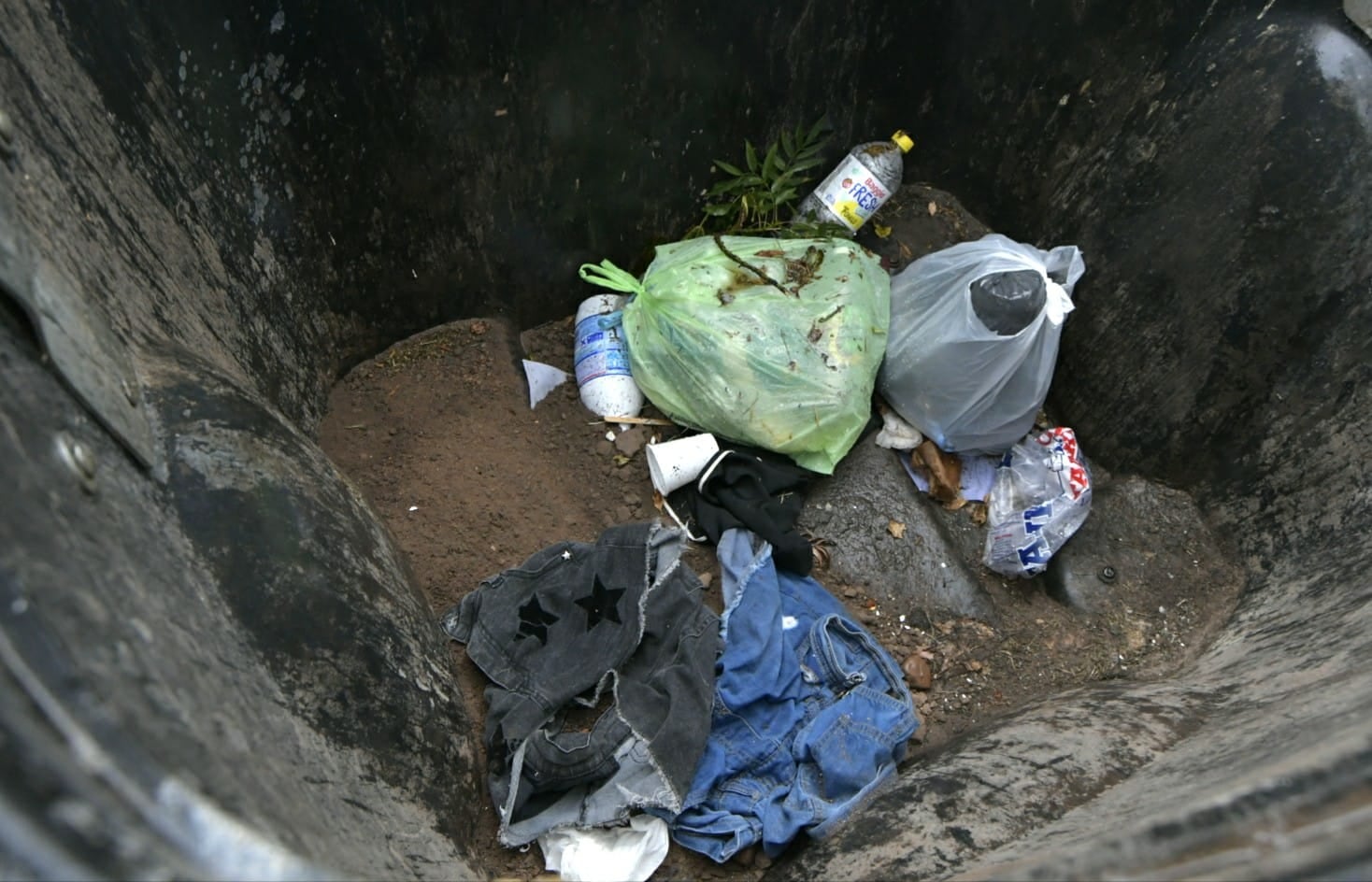 El interior del contenedor donde hallaron huesos humanos en Guaymallén (Orlando Pelichotti / Los Andes)