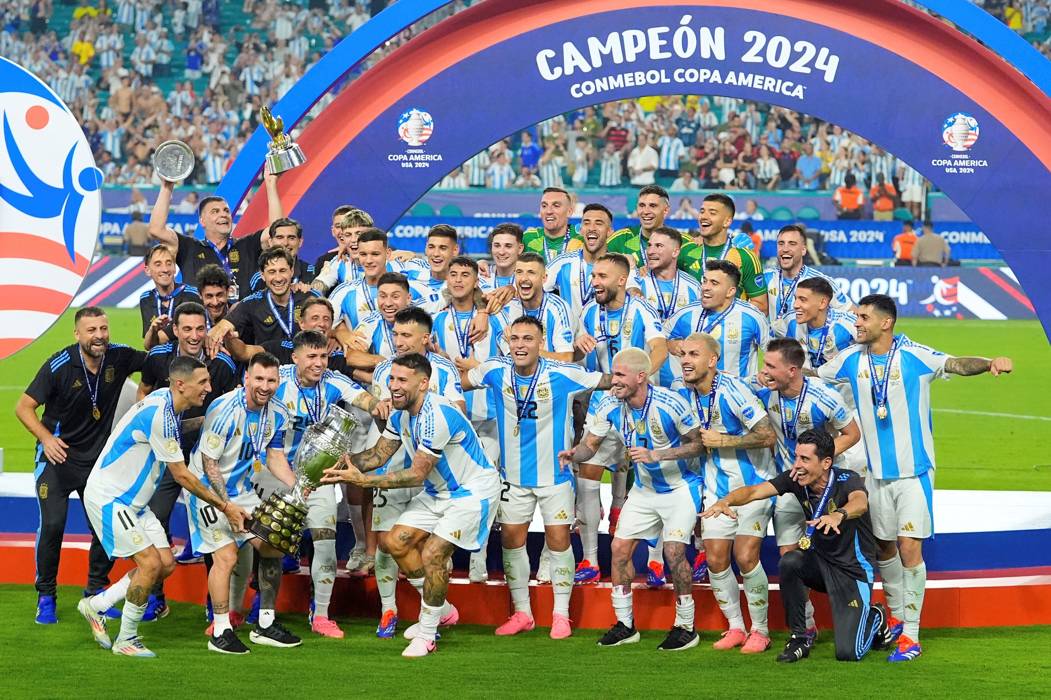 El momento de la coronación en Estados Unidos: Argentina venció 1-0 a Colombia y llegó a lo máximo. (AP)