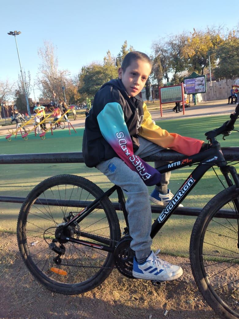 El niño mendocino sufre de una leucemia muy infrecuente y deberá recibir un trasplante. Su familia pide ayuda porque no puede pagar los gastos de alojamiento en Córdoba. Aquí, Thiago con una bicicleta que ganó por un video en el que cuenta su caso.