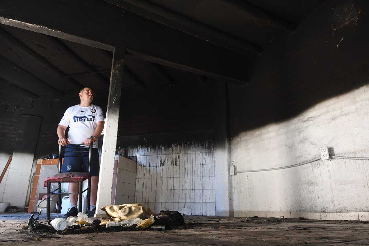 Incendio en una vivienda ubicada en el lote 7 del barrio San Agustín de  La Favorita de Cudad. 
Luis Ezequiel Arrieta dueño de la vivienda, muestra como quedó la vivienda despues del incendio.
El fuego fué causado por un espiral mientras dormían
 Foto: José Gutierrez/ Los Andes 