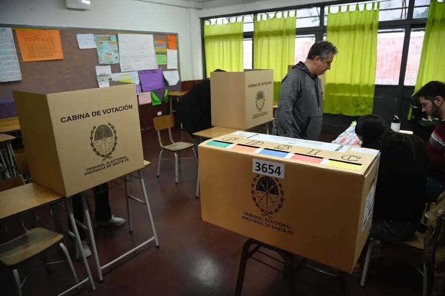 Una mujer terminó detenida en Santa Fe por usar su teléfono celular en el box de votación. Gentileza: La Nación.