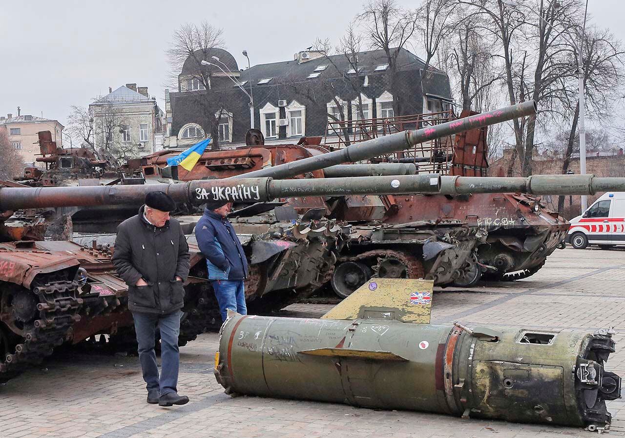 Un hombre observa equipos militares dañados expuestos en el centro de Kiev, Ucrania. Foto: EFE