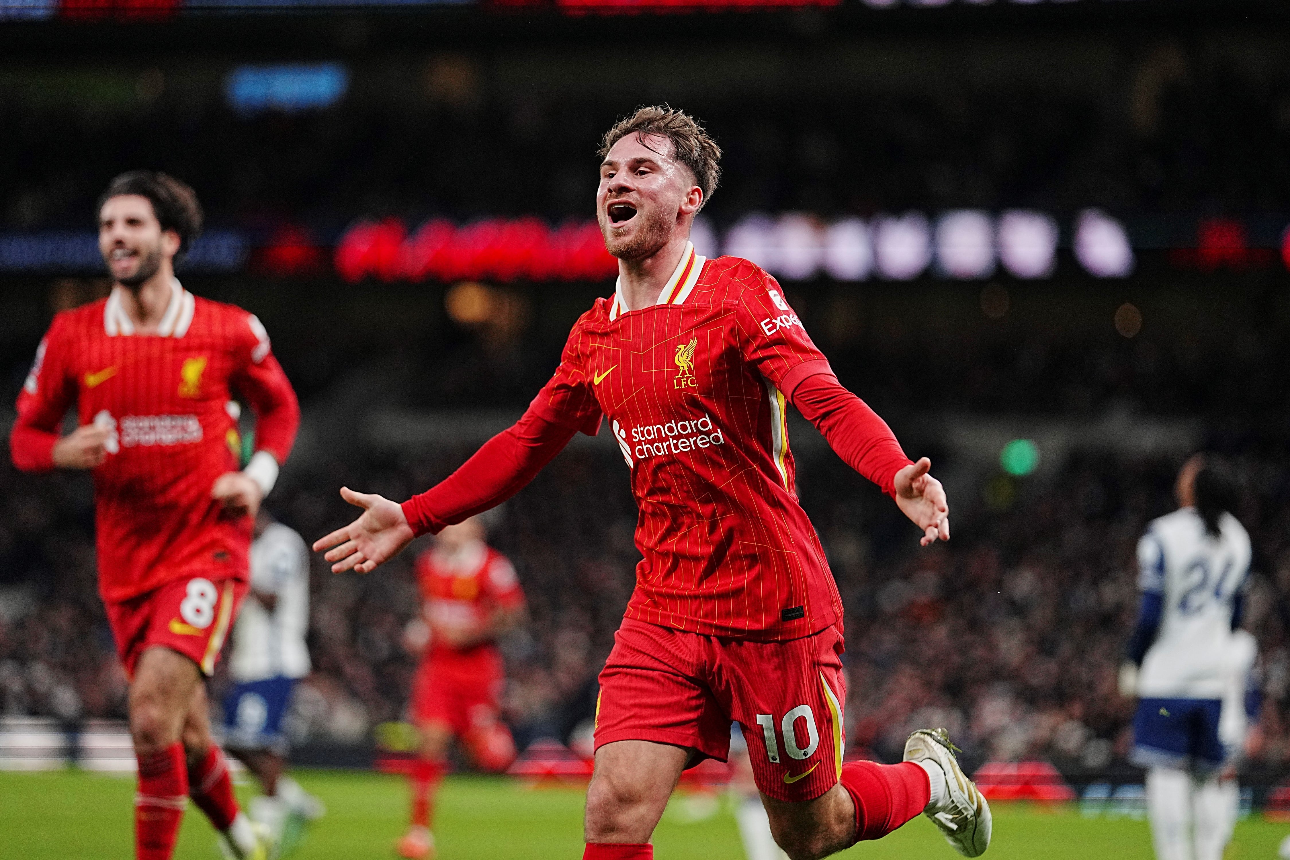 Mac Allister festeja uno de los goles de Liverpool en el partido ante Tottenham. (AP)