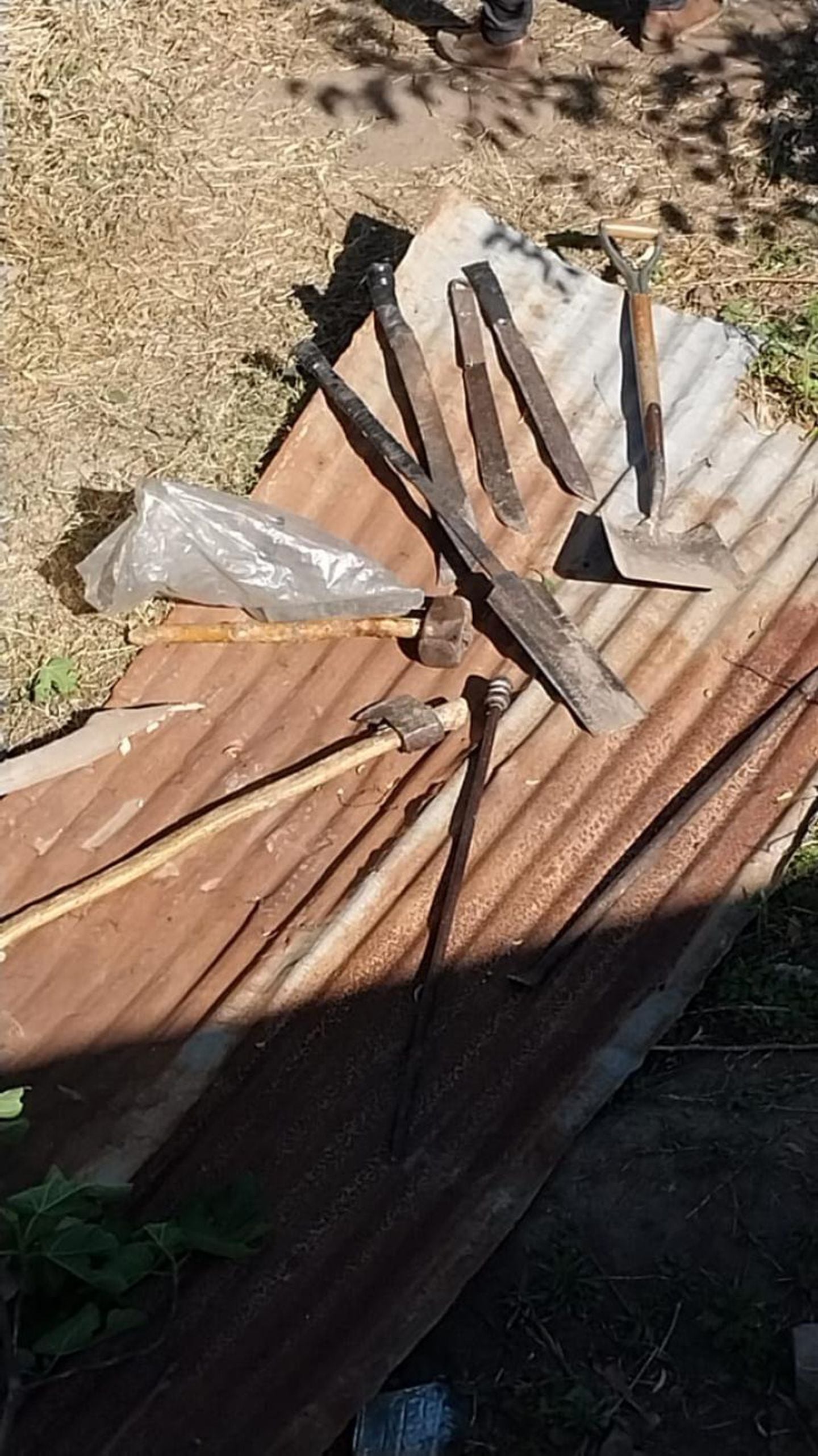 Algunos de los elementos encontrados por las fuerzas policiales. (Foto: gentileza ElDoce)