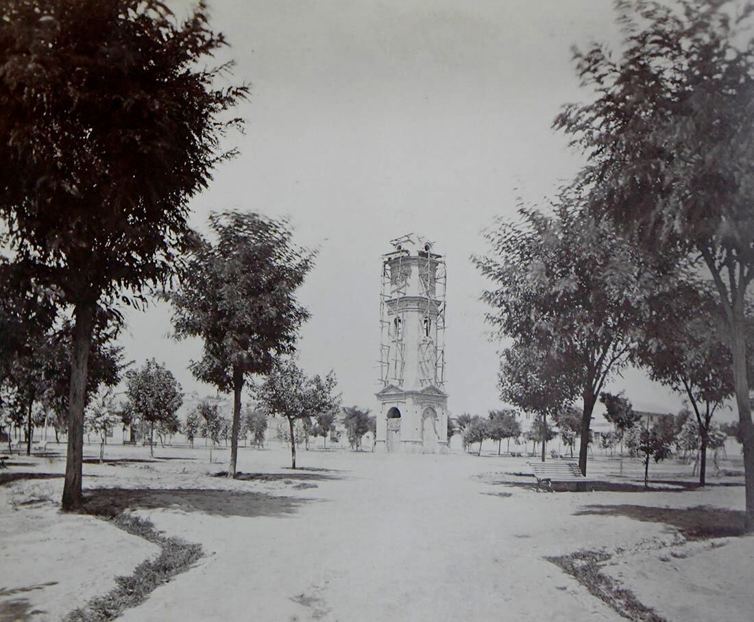 En la Fototeca se destacan verdaderas joyas históricas, como la fotografía de la Plaza Cobos en1910.