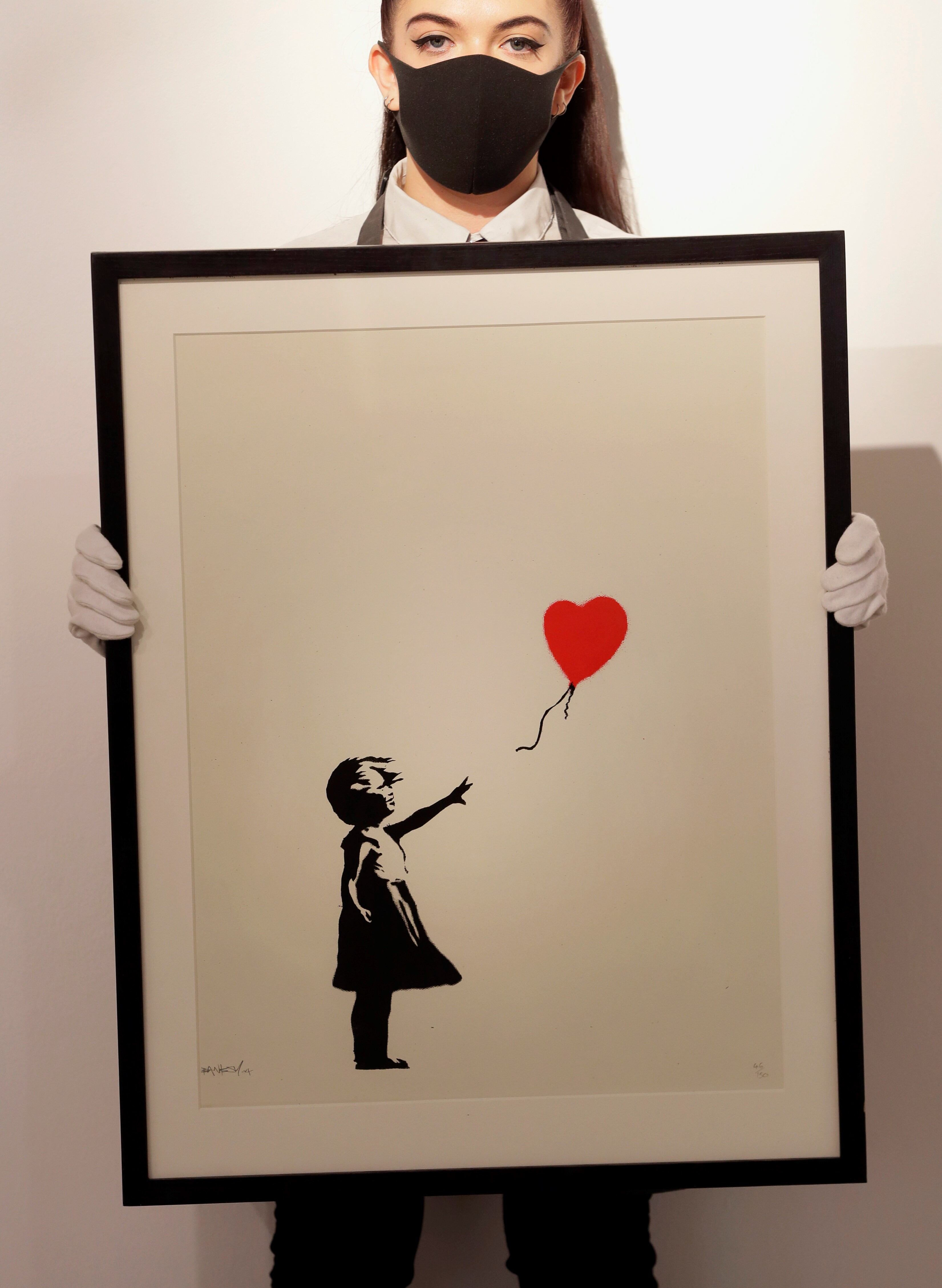 Banksy saltó a la fama por sus grafitis antisistema, a menudo satíricos, en edificios del Reino Unido y de todo el mundo - AP