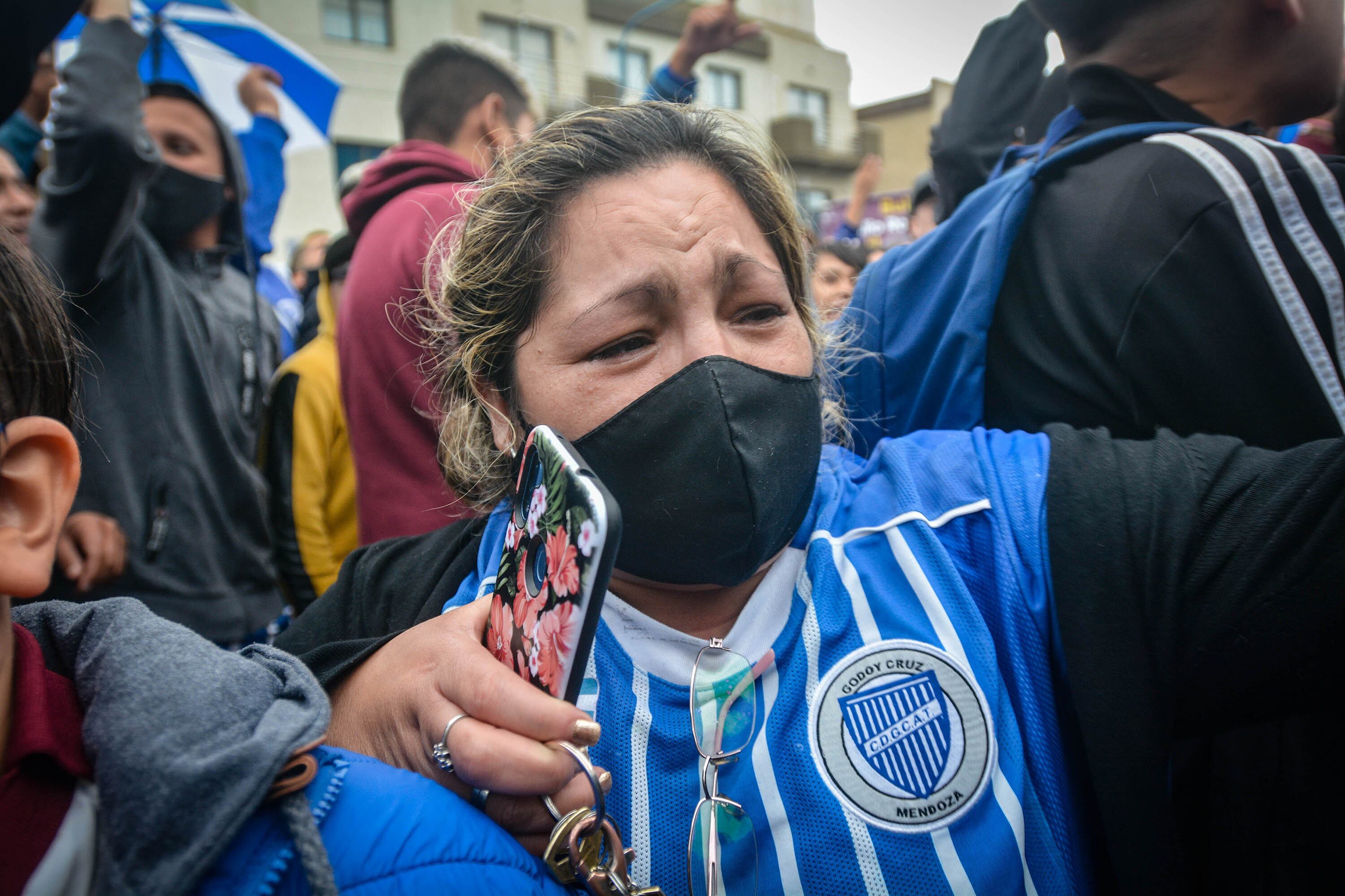 Con mucha emoción los fanáticos del Tomba despiden al goleador.