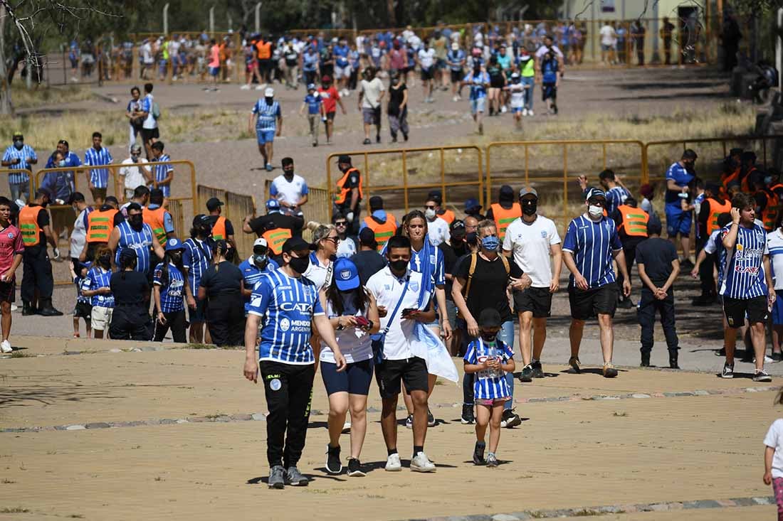 Los hinchas del tomba, realizan el recorrido para llegar a la puerta de ingreso a las tribunas.
Foto: José Gutierrez.