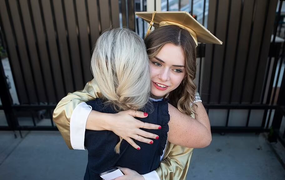 En su graduación, Sky le dio crédito a su mentora Mona Hamby, a quien abrazó. Foto: Daily Mail