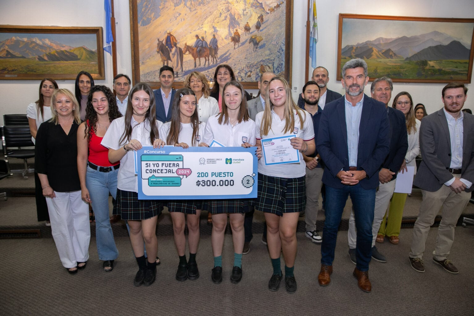 El intendente Ulpiano Suarez participó de la premiación a los ganadores del concurso municipal “Si yo fuera concejal”