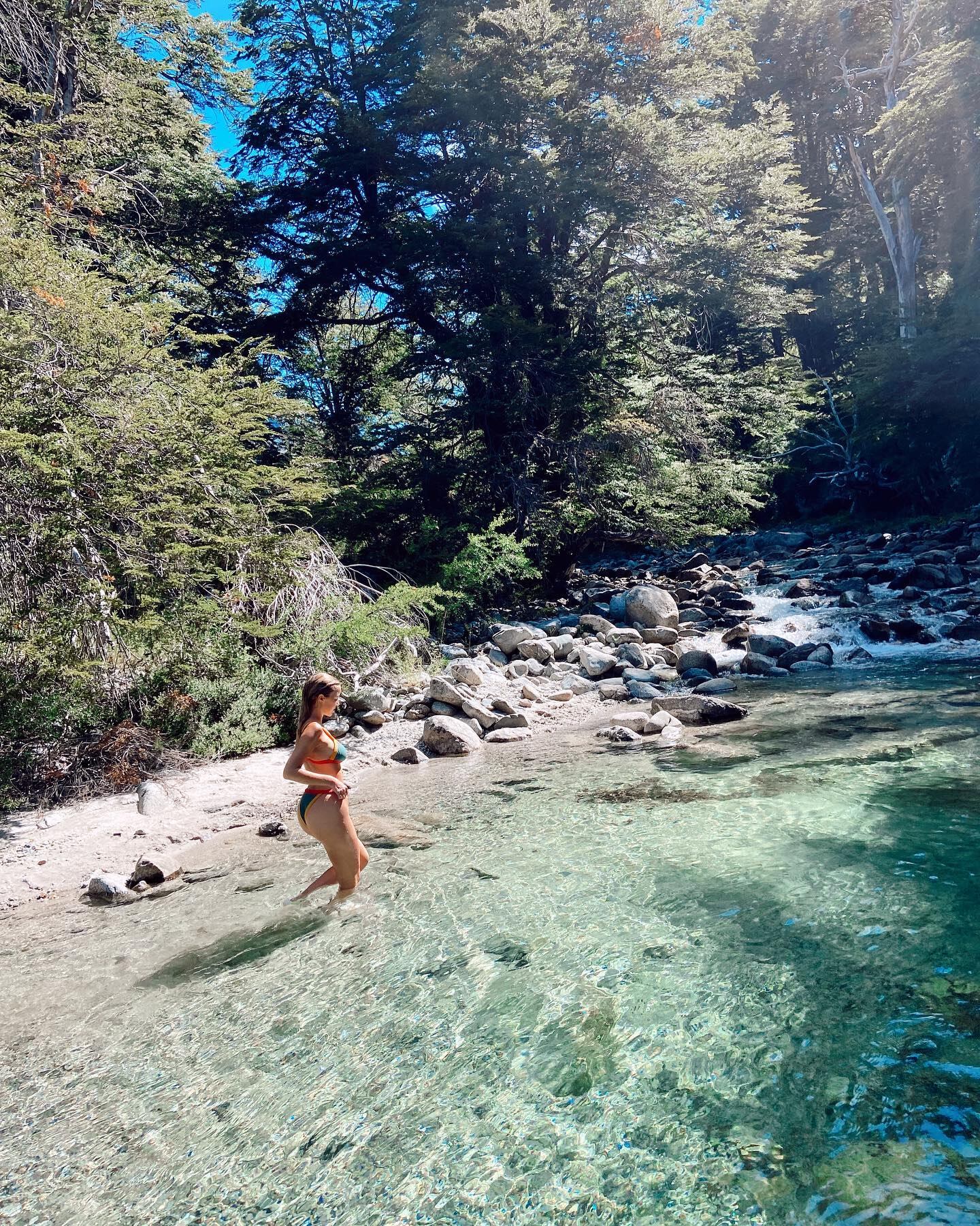 Chantal Roitman enamora en bikini y con los lagos del sur de fondo