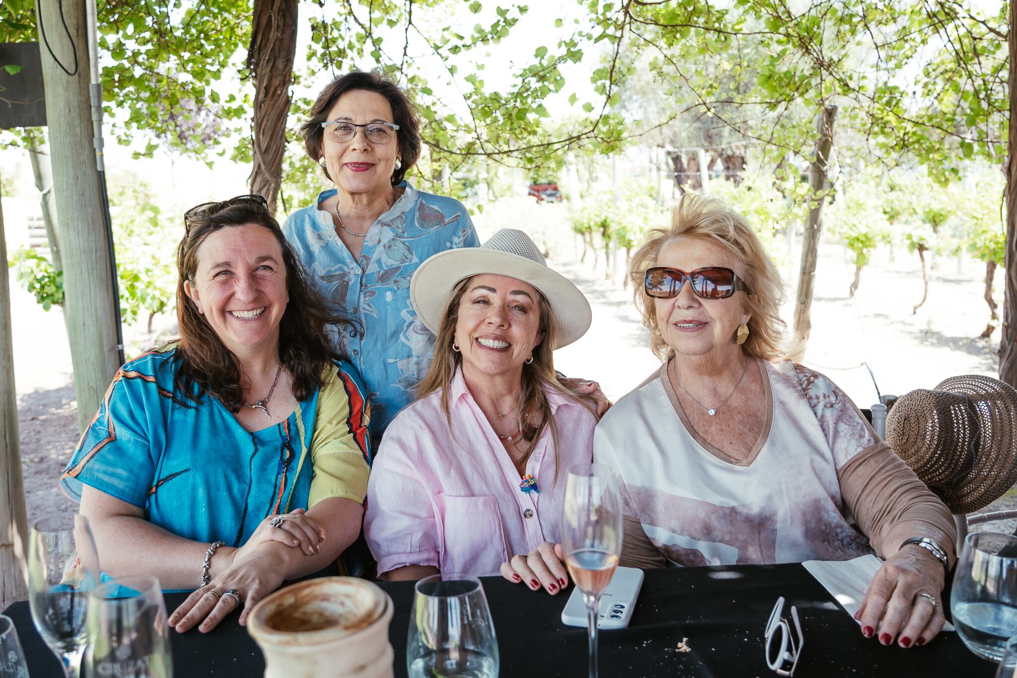 María Rodríguez Chiramberro, Adriana Martínez y Sandra Cané. Parada: Cristina Pandolfi.