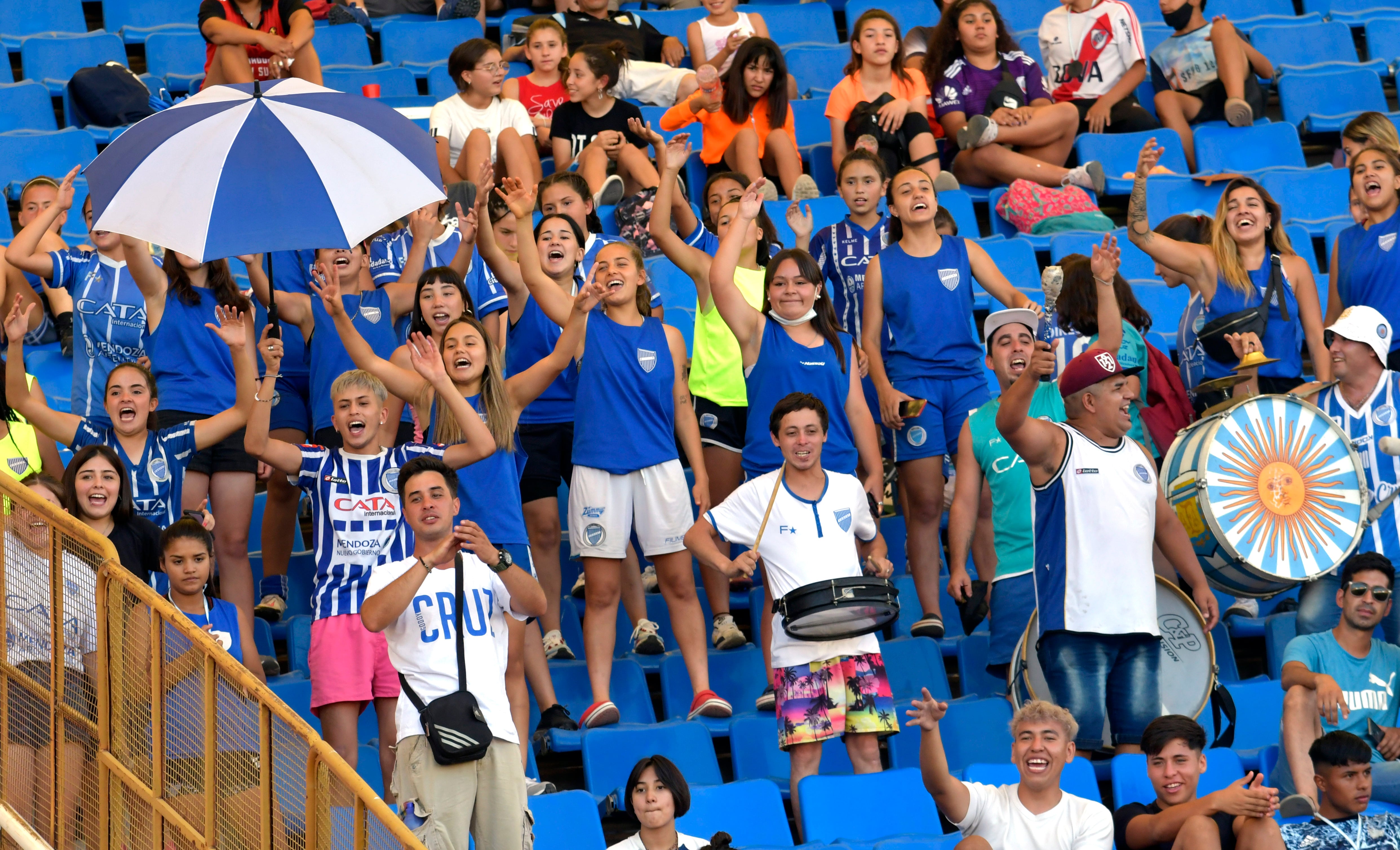 Casi 800 personas alentaron al Tomba campeón. Foto: Orlando Pelichotti / Los Andes