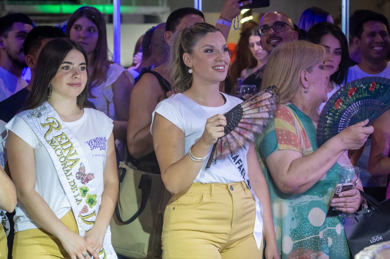 Las soberanas del 2023 no pasaron desapercibidas en la tradicional Pisada de la Uva del Mendoza Shopping. 
Foto: Ignacio Blanco / Los Andes 