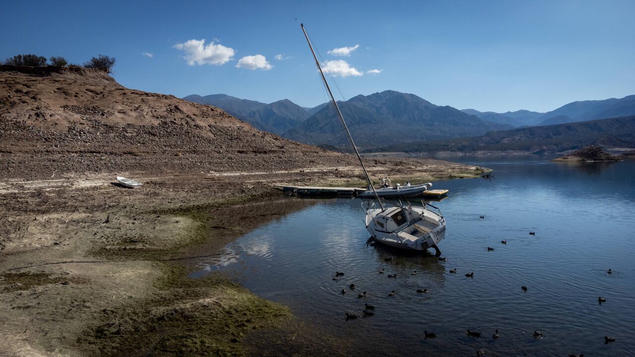 Crisis Hídrica
El Dique Potrerillos se encuentra en los niveles más bajos de su historia.Mendoza tendrá en el próximo verano el menor caudal de agua de los últimos 30 años.

Foto: Ignacio Blanco / Los Andes   