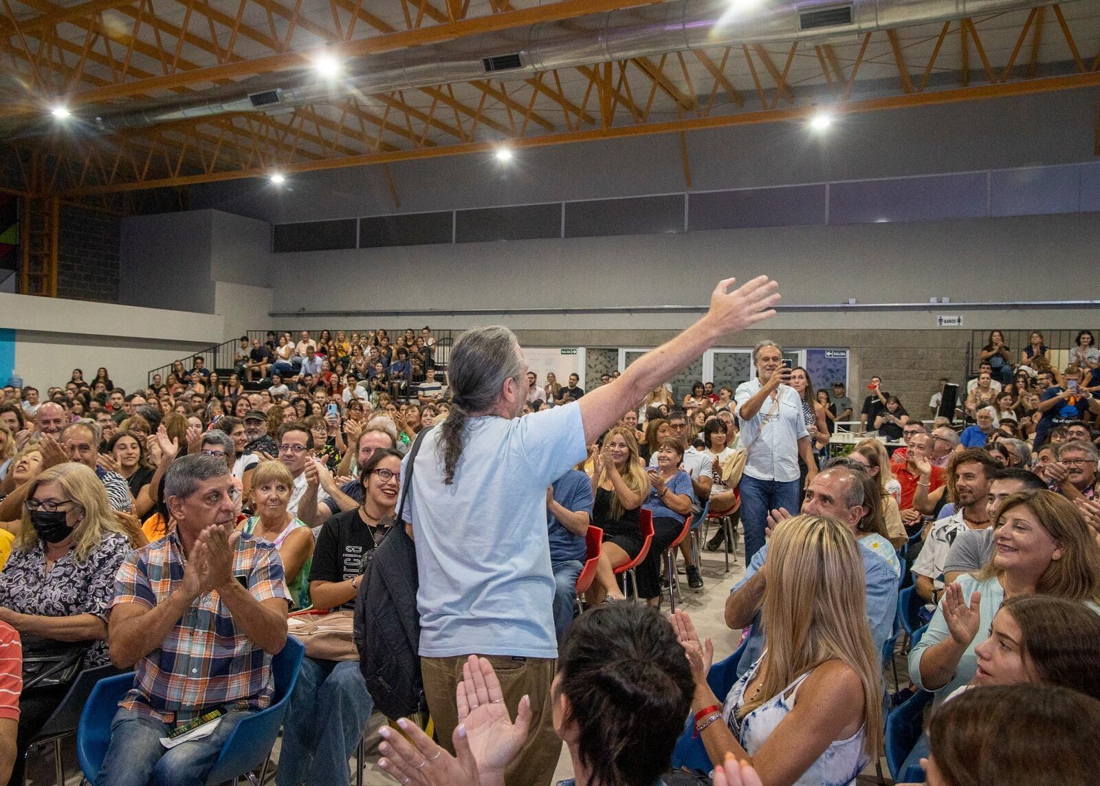 A sala llena, el ciclo continúa con Eduardo Sacheri este viernes.