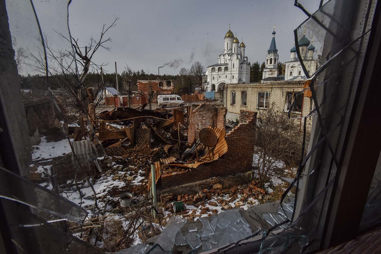 Un tanque ruso destruido descansa entre los escombros de una casa en Sviatohirsk, región de Donetsk, este de Ucrania. Foto: EFE