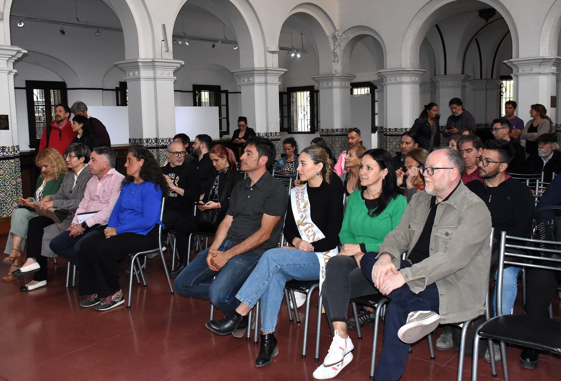 Los proyectos contienen guion y síntesis argumental, planteo escenográfico, dirección artística de la puesta en escena y equipo artístico para el Acto Central y la Repetición.