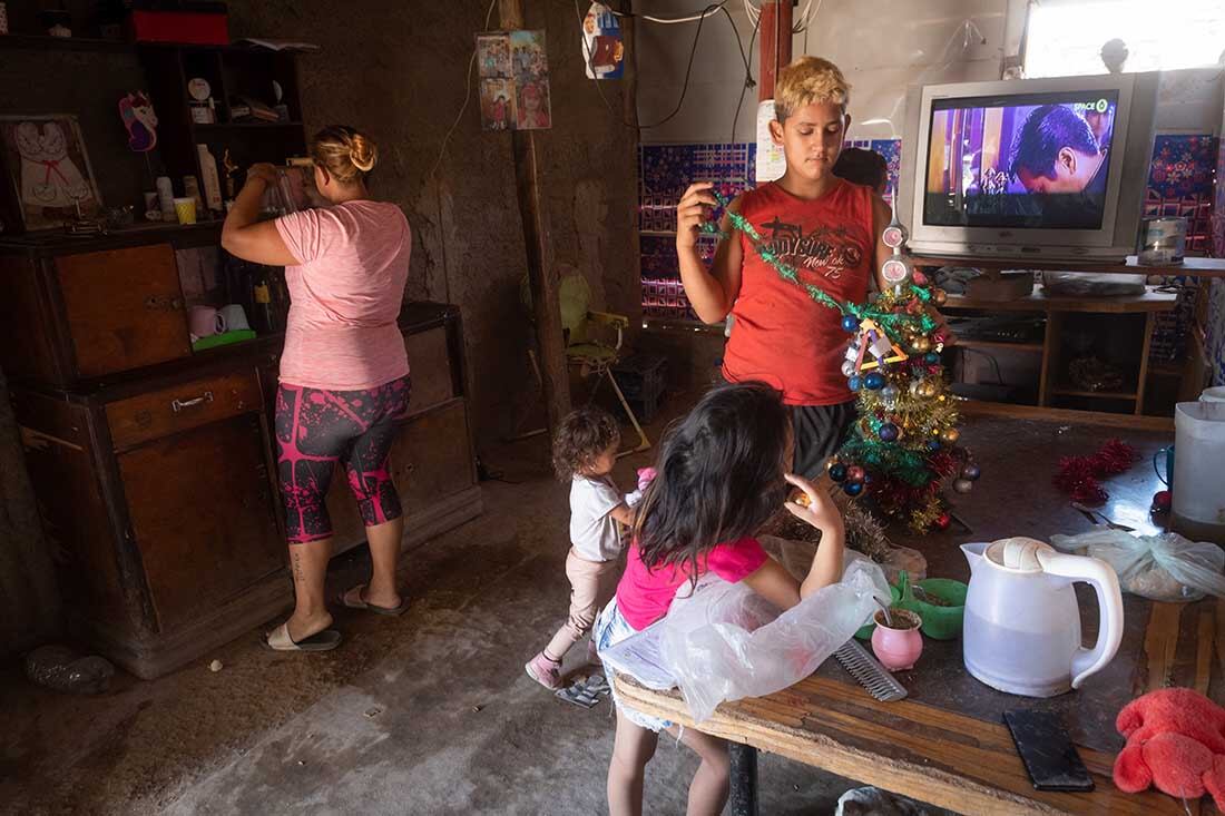 Juan arma el arbolito de navidad mientras Gabriela ordena y su hermanitos Eylul y Angelina estan mirando
Margarita Martínez vive en una precaria casa del asentamiento Las Viñas en el Algarrobal, Las Heras junto a sus seis hijos y pareja Alfredo Infante que trabaja en la construcción y no les alcanza el dinero para poder llegar a fin de mes.
En los días que el comedor y merendero Los Horneritos prepara viandas o reparte comida, Margarina concurre con su familia.
La Universidad Católica Argentina dio a conocer la cifra de la pobreza en Argentina es el 44,2%.  Foto Ignacio Blanco