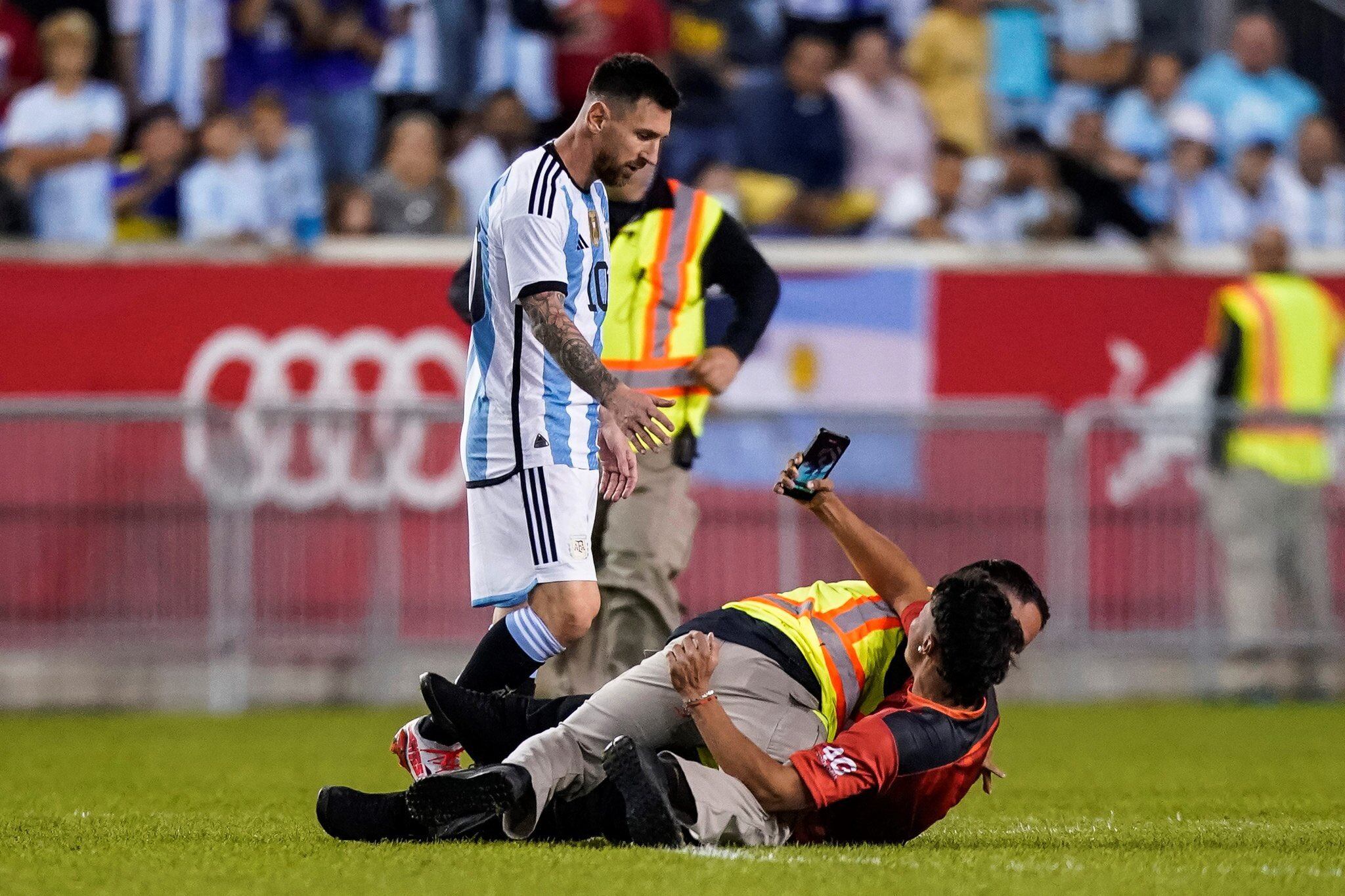 LOCURA POR MESSI! Tres fanáticos invadieron el campo de juego para estar cerca del 10 y fueron interceptado por la seguridad. / Gentileza.