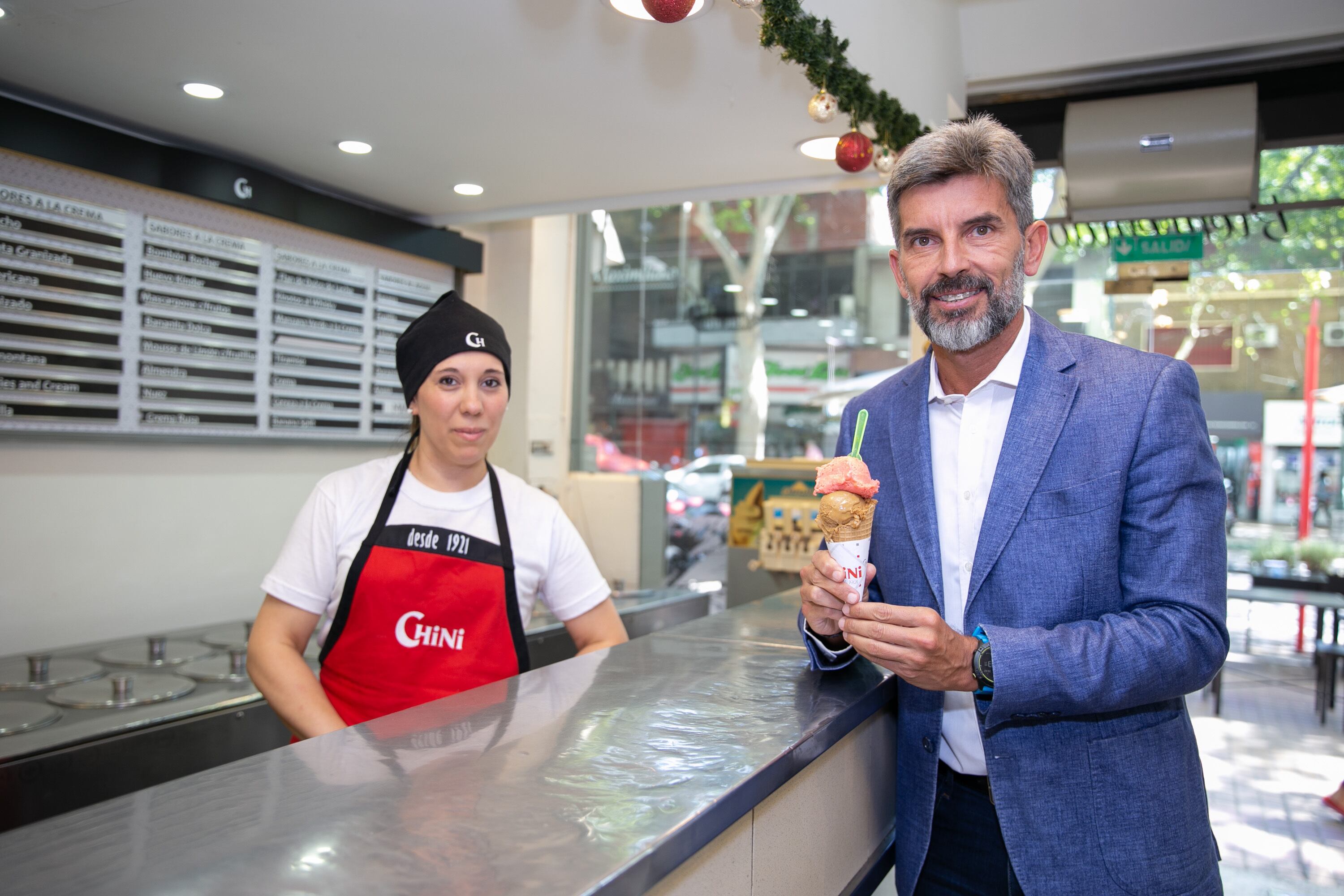 Ulpiano Suarez visitó la heladería más antigua de la Ciudad: cumplió 101 años. Foto: Prensa Ciudad de Mendoza