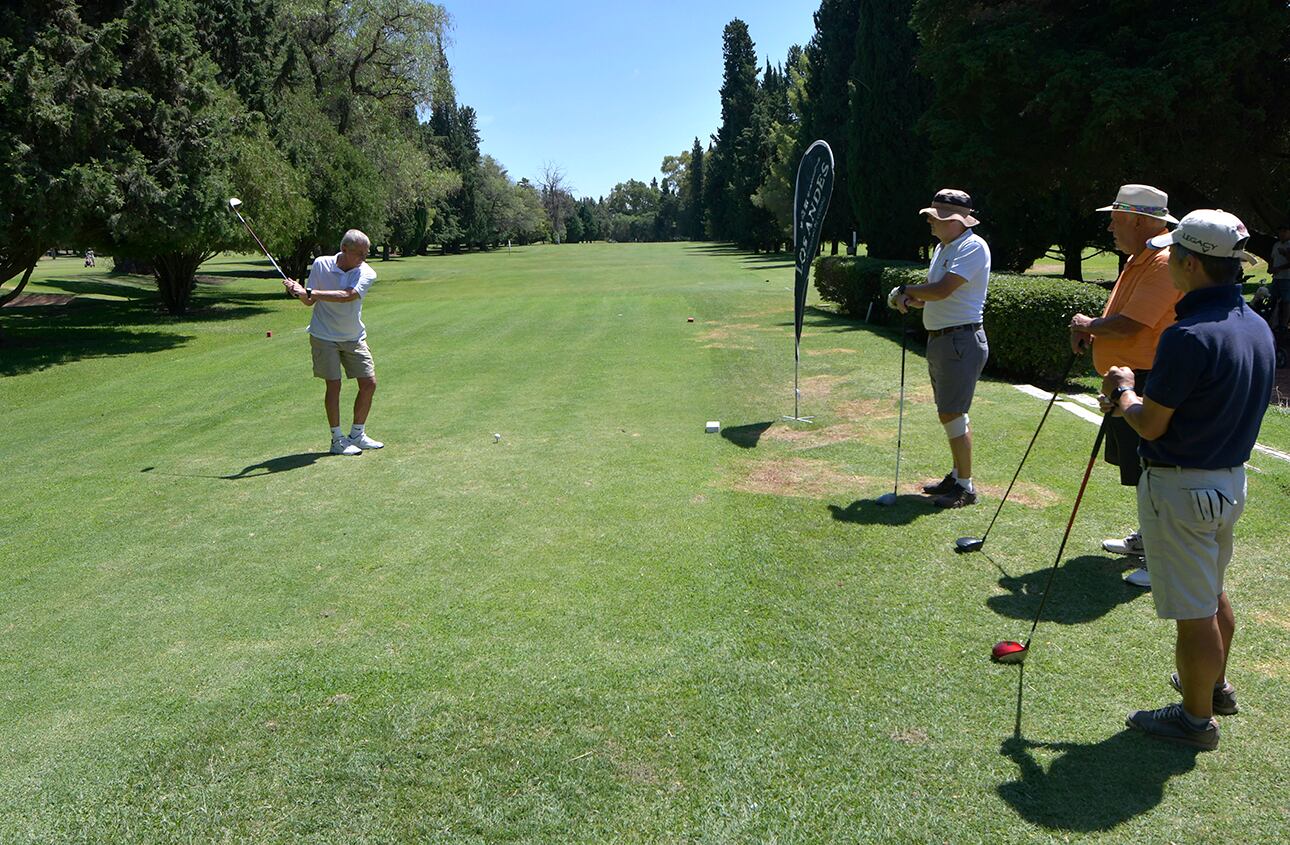 Cuarta Edición del Torneo de Golf  Copa Amistad Diario Los Andes, que se disputa en el Golf Club Andino, en el Parque General San martín de Mendoza. Germán Arenas ; Manuel Pampoy ; Fernando Ramazzi y Hango Park de Corea. / Foto: Orlando Pelichotti (Los Andes). 