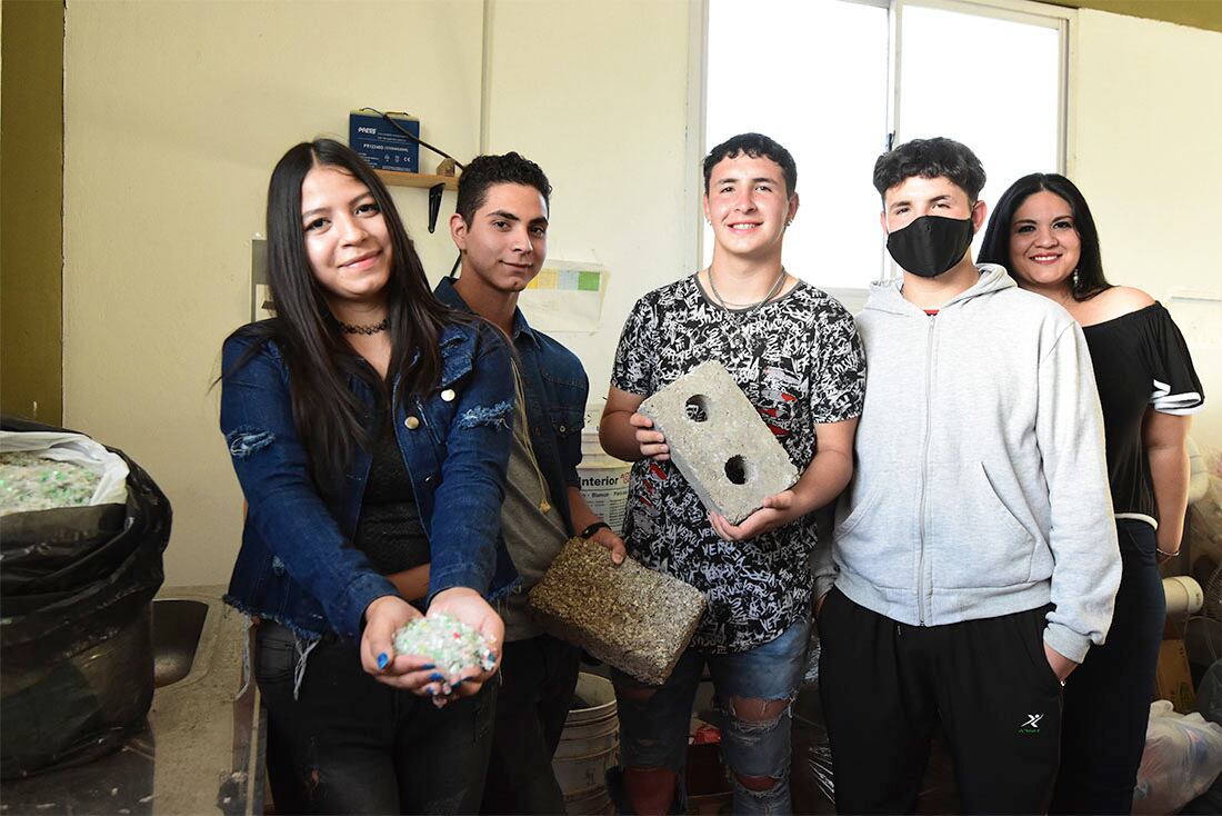 Ladrillos ecológicos fabricados por los alumnos de la escuela Nº 4-174 Joaquín Lavado, del barrio La Favorita. 