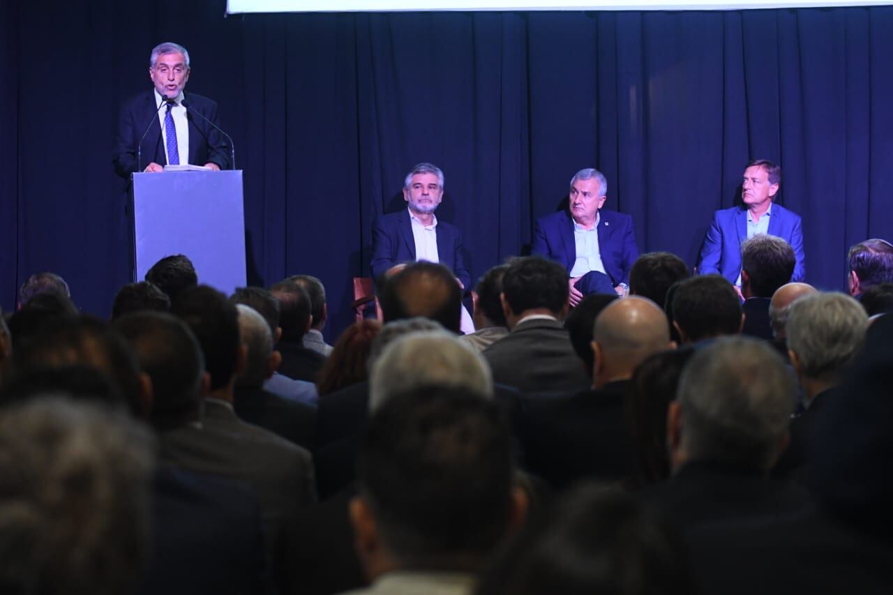 José Zuccardi en el Desayuno de la Coviar, junto a Daniel Filmus, Julián Domínguez y Rodolfo Suárez.