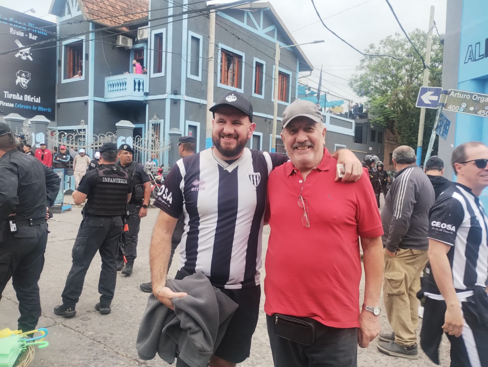 Más de 5000 hinchas del Lobo coparon la provincia de Córdoba. Impresionante. / Los Andes.